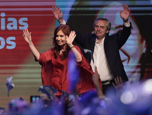 Le président argentin Alberto Fernandez et la vice-présidente Cristina Fernandez saluent les partisans au siège du parti à Buenos Aires le 27 octobre 2019. (Photo : ALEJANDRO PAGNI/AFP via Getty Images)