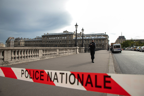 La police bloque le pont près du quartier général de la police de Paris après que quatre officiers aient été tués dans une attaque au couteau le 3 octobre 2019 à Paris. (Photo : Marc Piasecki/Getty Images)