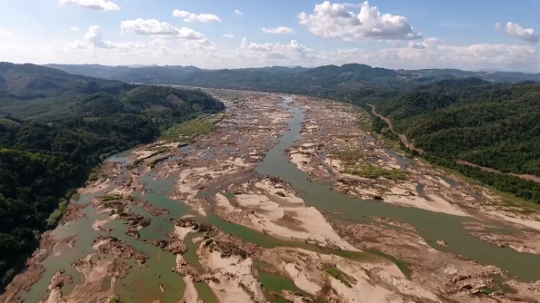 -Cette photo aérienne prise le 31 octobre 2019 montre le Mékong dans le district de Pak Chom, dans la province de Loei, dans le nord-est de la Thaïlande, avec la face laotienne à droite. Le Mékong, jadis puissant fleuve, a été réduit à une mince couche d'eau sale dans le nord de la Thaïlande Photo par LILLIAN SUWANRUMPHA / AFP via Getty Images.