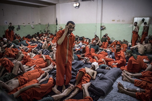 -Des hommes soupçonnés d'être affiliés au groupe État islamique sont rassemblés dans une cellule de la ville de Hasakeh, dans le nord-est de la Syrie, le 26 octobre 2019. Photo de FADEL SENNA / AFP via Getty Images.