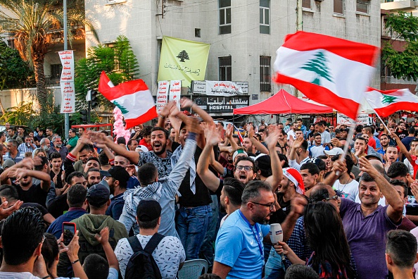 Les manifestants anti-gouvernementaux libanais célèbrent la démission du Premier ministre Saad Hariri à Sidon, dans le sud du pays, le 29 octobre 2019, à la 13e journée de manifestations anti-gouvernementales. (Photo : MAHMOUD ZAYYAT/AFP via Getty Images)