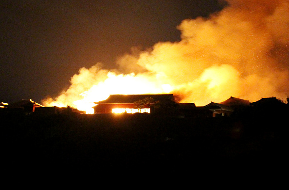 -Le château de Shuri est en flammes à Naha, dans la préfecture d'Okinawa, dans le sud du Japon. Un incendie a ravagé l'ancien château japonais de Shuri sur l'île méridionale d'Okinawa au début de la matinée du 31 octobre. Photo de STR / JIJI PRESS / AFP via Getty Images.