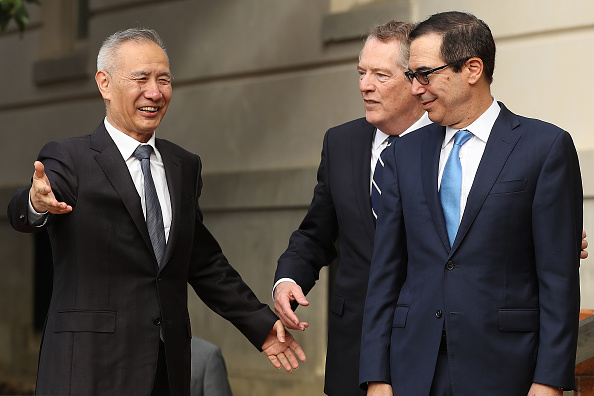 Le Vice-Premier ministre chinois Liu He (à gauche) est reçu par le représentant américain du Commerce, Robert Lighthizer, et le secrétaire au Trésor, Steven Mnuchin (à droite) alors qu'ils entament une nouvelle série de négociations commerciales à Washington, le 10 octobre 2019. (Photo : Chip Somodevilla/Getty Images)