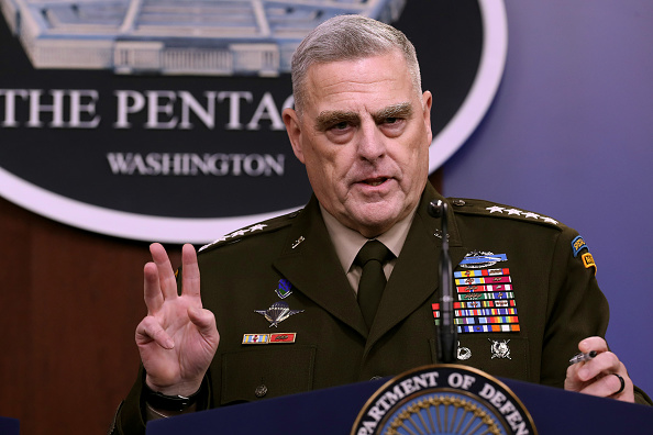 Le général Mark Milley, chef d'état-major américain, répond aux questions des journalistes lors d'une conférence de presse au Pentagone le lendemain de l'annonce de la mort d'Abou Bakr al-Baghdadi lors d'un raid américain en Syrie le 28 octobre 2019 à Arlington, Virginie. (Photo : Chip Somodevilla/Getty Images)