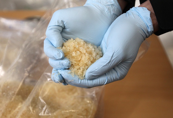 -De la méthamphétamine en cristaux découverte par des pêcheurs birmans dans des sacs en plastique portant la mention: thé vert chinois. Photo DANIEL ROLAND / AFP / Getty Images.