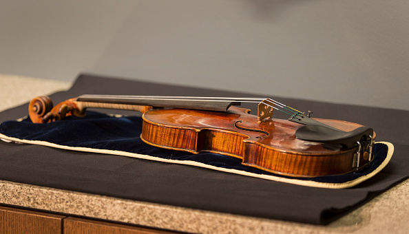 -Illustration- Le violon de 300 ans de Stradivarius, extrait du violon solo de l'orchestre symphonique de Milwaukee retrouvé. Selon les informations reçues, le violon a été retrouvé dans le grenier d’une maison de Milwaukee. Photo de Tom Lynn / Getty Images.