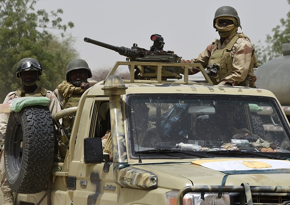 -Les forces de l'armée nigérienne patrouillent dans des camionnettes, après que la ville du nord-est du Nigéria a été reprise à Boko Haram par des troupes du Tchad et du Niger. Photo PHILIPPE DESMAZES / AFP / Getty Images.