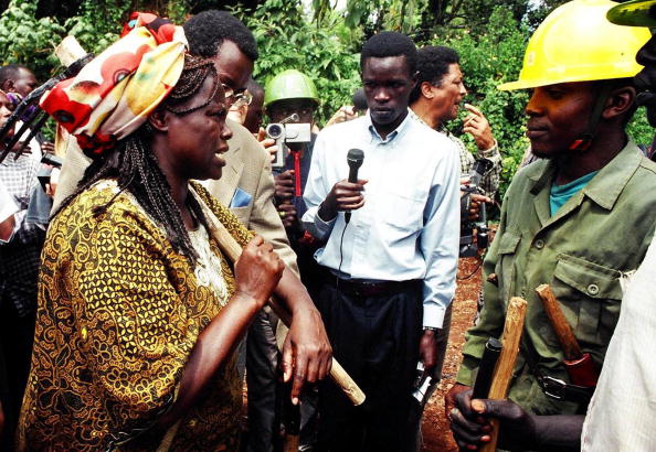 -Avril 1999 la Kenyane Wangari Maathai défie le personnel de sécurité embauché dans la forêt de Karura, dans la capitale kényane Nairobi, lors d'une opération du Mouvement de la ceinture verte visant à planter des arbres. L'écologiste kényane Wangari Maathai a reçu le 8 octobre 2004 le prix Nobel de la paix, première femme africaine à recevoir ce prix prestigieux depuis sa création en 1901. Photo SIMON MAINA / AFP via Getty Images.