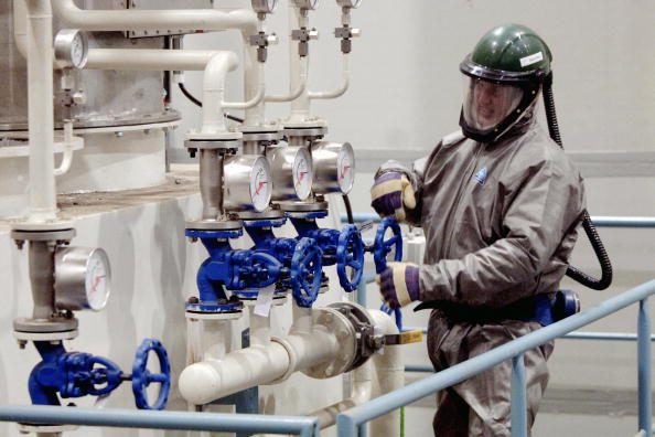 -Illustration- Un employé vérifie les pipelines de l'usine de Spolana, le 24 janvier 2006, sur les rives de l'Elbe à environ 20 kilomètres au nord de Prague. Le nettoyage d'une des plus graves zones noires de pollution de la République tchèque. Photo MICHAL CIZEK/AFP/Getty Images.