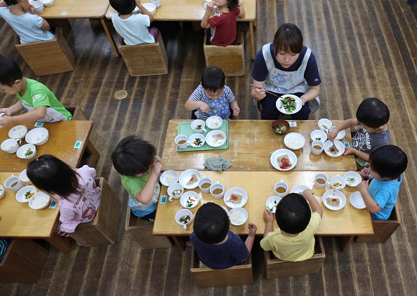 -Le déjeuner scolaire remonte au Japon à 1889, lorsque des boules de riz et du poisson grillé étaient distribués aux enfants pauvres. Photo KAZUHIRO NOGI / AFP / Getty Images.  