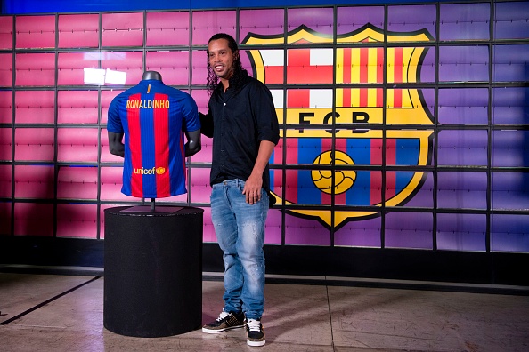 -Illustration- Le footballeur brésilien Ronaldinho pose lors de sa présentation officielle en tant qu'ambassadeur du FC Barcelone au stade Camp Nou de Barcelone. Photo JOSEP LAGO / AFP / Getty Images.