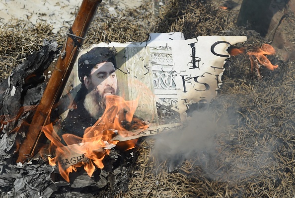 -Des manifestants musulmans chiites indiens ont brûlé une effigie du chef du groupe État islamique, Abu Bakr al-Baghdadi, lors d'une manifestation à New Delhi le 9 juin 2017. Photo PRAKASH SINGH / AFP / Getty Images.