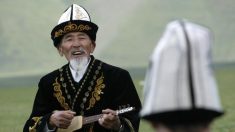 Kirghizstan: des chanteurs folkloriques pour éduquer sur la finance