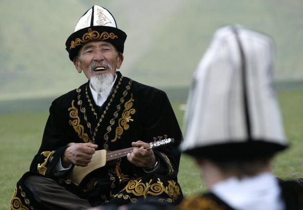 -Des hommes chantent une chanson folklorique traditionnelle lors d'un festival dans l'alpage de Sarala-Saz, à environ 300 km de la capitale kirghize, le 28 juillet 2007. Situé à 3000 mètres d'altitude, le festival propose des jeux de chevaux kirghizes et une cuisine traditionnelle. Photo VYACHESLAV OSELEDKO / AFP via Getty Images.