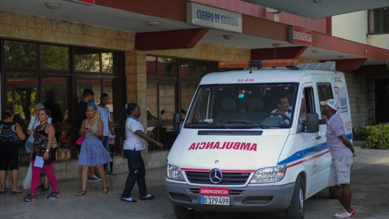 Une ambulance stationnée devant l'hôpital Comandante Manuel Fajardo à La Havane, le 6 juillet 2017. (YAMIL LAGE/AFP via Getty Images)