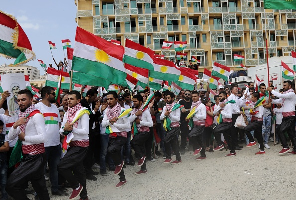 -Les Kurdes libanais exécutent une danse traditionnelle lors de leur manifestation sur la place des Martyrs à Beyrouth le 17 septembre 2017, à l'appui du vote par référendum sur l'indépendance kurde prévu le 25 septembre dans la région kurde de l'Irak. Photo ANWAR AMRO / AFP / Getty Images.