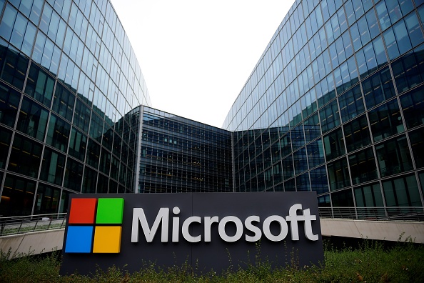 -Le logo du siège français de la multinationale américaine Microsoft, est représenté à l'extérieur le 6 mars 2018 à Issy-Les-Moulineaux, dans la banlieue de Paris. Photo GERARD JULIEN / AFP / Getty Images.