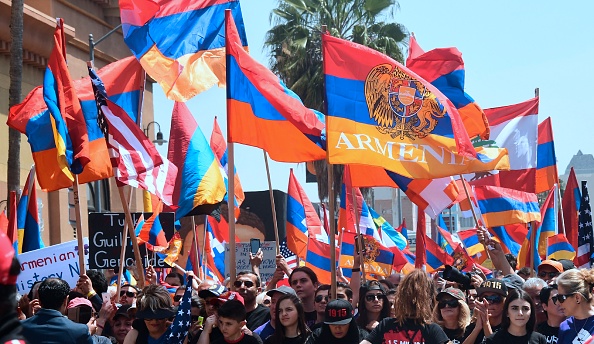 -Illustration- Des Arméno-Américains marchent en protestation dans le quartier de Little Armenia à Hollywood, Californie, le 24 avril 2018, pour exiger la reconnaissance de la Turquie à l'occasion du 103ème anniversaire du génocide arménien de 1915, qui, selon la Turquie, n'a pas eu lieu. Photo de FREDERIC J. BROWN / AFP / Getty Images.