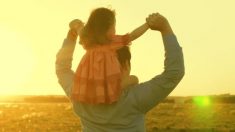 Un père et sa fillette chantent « My Girl » devant le miroir et font fondre les cœurs avec leur danse