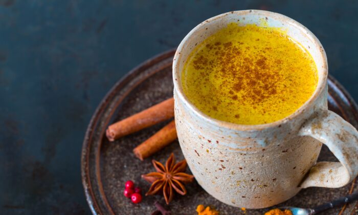 Le thé au curcuma est délicieux et favorise le bien-être. (NADKI/Shutterstock)
