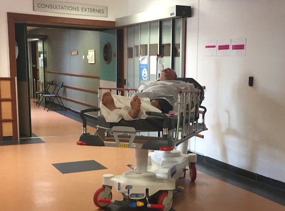 Faute de place, un malade attend dans un couloir d'hôpital. (Photo : DurandSuzanne/Epochtimes)
