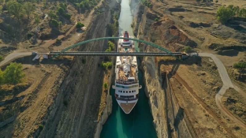 Les croisiéristes ont retenu leur souffle lorsqu'un paquebot de croisière de 23 mètres de large est devenu le plus grand bateau à traverser l'étroit canal de Corinthe en Grèce, d'après son exploitant. (Courtesy Fred Olsen Cruise Lines) 