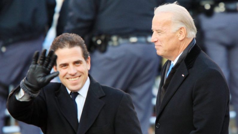 Le 20 janvier 2009, le vice-président Joe Biden et son fils Hunter Biden (à gauche) assistent au défilé inaugural à Washington. (David McNew / Getty Images)