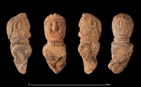 Quatre bustes gaulois enfouis au milieu du 1er siècle avant notre ère ont été mis au jour lors de fouilles archéologiques préventives à Trémuson (Côtes-d'Armor). (Photo : Facebook/Inrap)