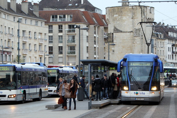 Vue du tramway dans le centre-ville de Caen. Photo d'illustration. Crédit : KENZO TRIBOUILLARD/AFP/GettyImages.