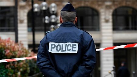 Nîmes : il traite des clients attablés à la terrasse d’un café de « sales Blancs » et de « sales Français » avant de les poignarder