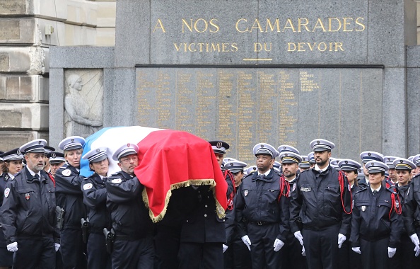 Des policiers portent le cercueil de l’un de leurs quatre camarades victimes du terroriste islamiste Mickaël Harpon pendant la cérémonie organisée en leur hommage à Paris le 8 octobre 2019. Crédit : LUDOVIC MARIN/AFP via Getty Images.
