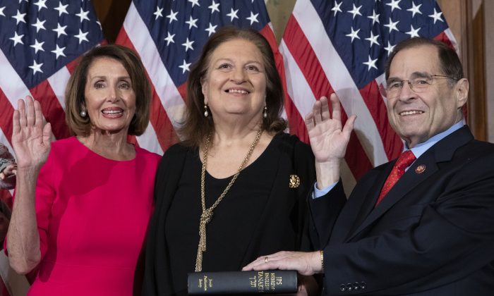 La présidente de la Chambre, Nancy Pelosi, prête serment pour Jerry Nadler (D-NY) au début du 116e Congrès américain, à Washington, le 3 janvier 2019. (Alex Edelman/AFP/Getty Images)