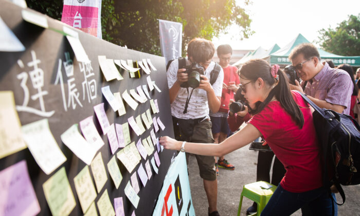 Le 11 août 2019, à Taipei, à Taïwan, des gens ont mis des post-it sur le mur Lennon à Taipei. (Chen Po-chou/The Epoch Times)