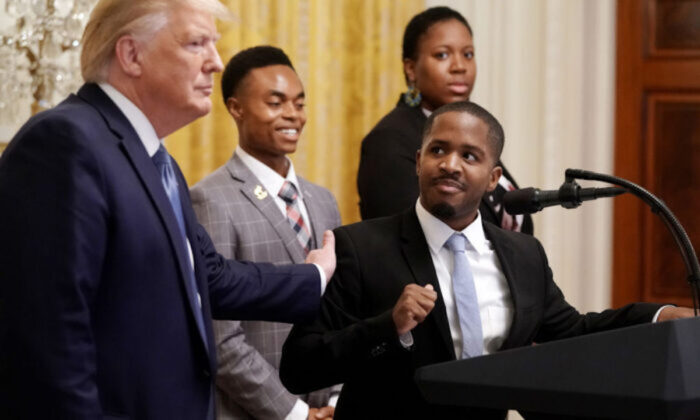Le président Donald Trump invite l'acteur et comédien Terrance Williams à prendre la parole lors d'un événement organisé dans le cadre du Sommet des jeunes afro-américains, dans la salle de la Maison-Blanche, le 4 octobre 2019. (Chip Somodevilla / Getty Images)