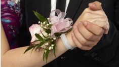 Un adolescent trisomique à Orlando a trouvé une façon charmante d’inviter sa petite amie au bal de fin d’année scolaire