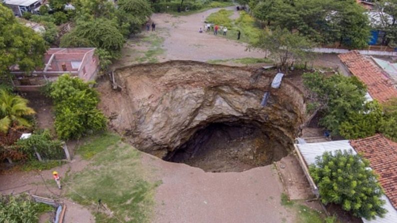 Un gouffre qui est apparu pour la première fois en juillet après l'effondrement de la couche superficielle et qui s'est agrandi au fil des jours, dans le village de Pinzon de Morado, municipalité de Coyuca de Catalan, État du Guerrero, Mexique. le 26 août 2018. (Francisco Robles/AFP/Getty Images)