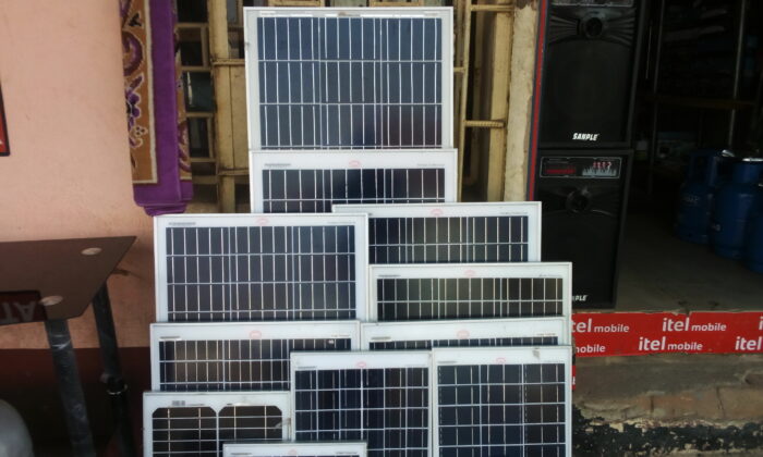 Panneaux solaires à usage domestique en vente au centre-ville de Mutare, Zimbabwe, dans un fichier photo. (Avec l’aimable autorisation d’Andrew Mambondiyani pour The Epoch Times)