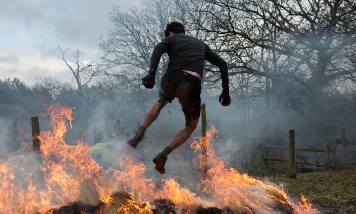 Un candidat se fraie un chemin à travers le feu lors d'une épreuve d'endurance Tough Guy en Angleterre, le 27 janvier 2019. (Oli Scarff/AFP/Getty Images)