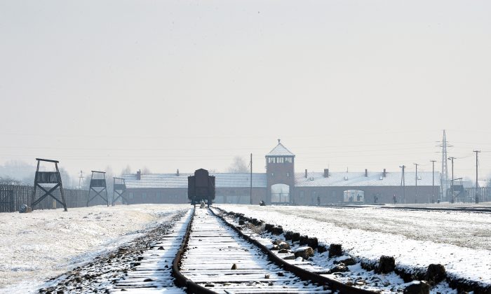 Vue de la voie ferrée de l'ancien camp de concentration nazi Auschwitz-Birkenau à Oswiecim, en Pologne, le jour de l'Holocauste, le 27 janvier 2014. (Janek Skarzynski / AFP / Getty Images)