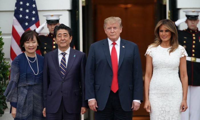 Le président américain Donald Trump et son épouse Melania Trump accueillent le Premier ministre japonais Shinzo Abe et son épouse Akie Abe à la Maison-Blanche à Washington, le 26 avril 2019. (MANDEL NGAN/AFP/Getty Images)