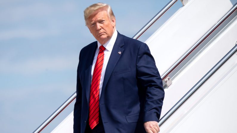 Le président Donald Trump débarque après son arrivée sur Air Force One à la base commune Andrews de Md. Le 26 septembre 2019. (Saul Loeb / AFP / Getty Images)
