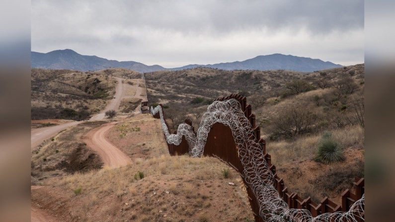 Vue générale de la barrière frontalière américaine, recouverte de fils en accordéon, séparant les États-Unis et le Mexique, à la périphérie de Nogales, en Arizona, le 9 février 2019. (Ariana Drehsler / AFP / Getty Images)