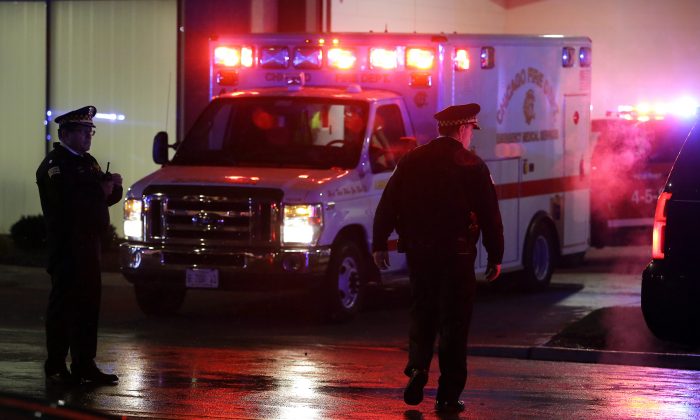 Une photo d'illustration montre une ambulance avec des lumières clignotantes. (Joshua Lott/Getty Images)