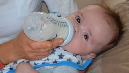 L’ONG Foodwatch demande le « rappel immédiat » des laits pour bébés contenant des « huiles minérales toxiques »