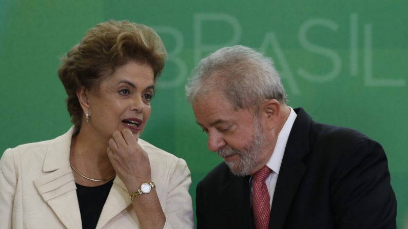 L'ancien président du Brésil, Luiz Inacio Lula da Silva, s'entretient avec la présidente brésilienne de l'époque, Dilma Rousseff, alors qu'il est assermenté comme nouveau chef de cabinet au Palais Planalto le 17 mars 2016, à Brasilia, Brésil. (Igo Estrela/Getty Images)