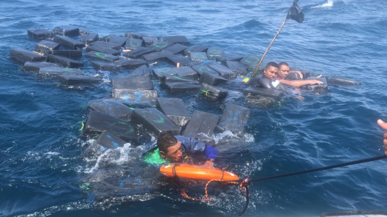 Le 29 septembre 2019, trois narcotrafiquants ont été secourus alors qu'ils flottaient en haute mer, accrochés à des paquets de drogue totalisant 1,2 tonne de cocaïne (Marine de Colombie)