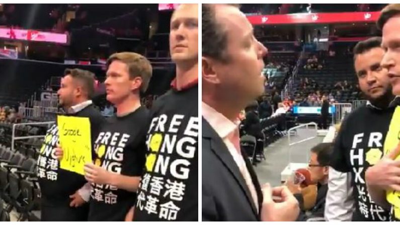 La sécurité de la NBA au Capitol One Arena à Washington a confisqué les panneaux "Hong Kong Libre" et "Google Ouïghours" le 9 octobre 2019. (@JonSchweppe)