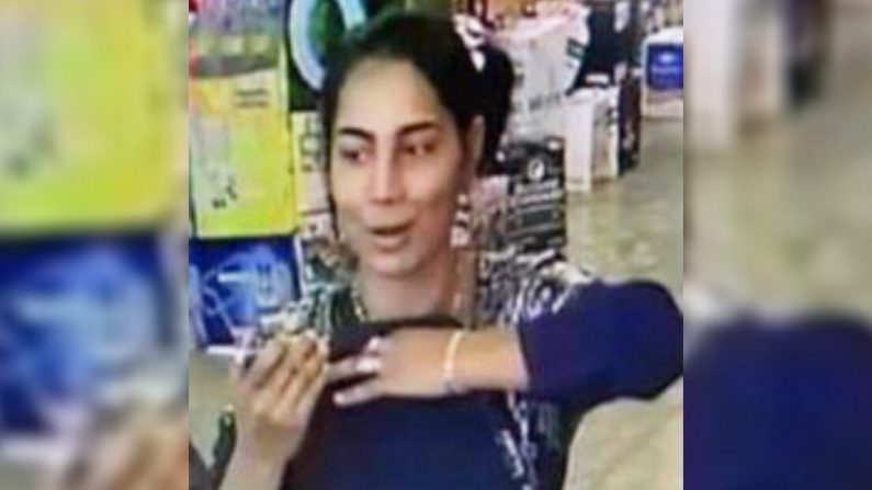 Une femme inconnue a, selon la police, cambriolé un magasin d'alcool avec l'aide de deux jeunes enfants. (Police de Denver)