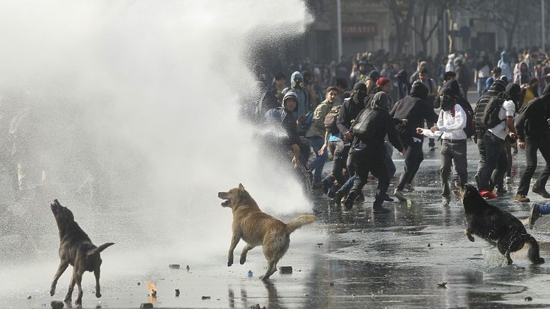 Des étudiants affrontent la police anti-émeute lors d'une manifestation à Santiago, au Chili, le 14 mai 2015. (Reyes/AFP/Getty Images)