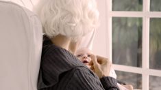 La photo virale d’un bébé de 2 jours rencontrant son arrière-grand-mère pour la première fois explose sur Internet